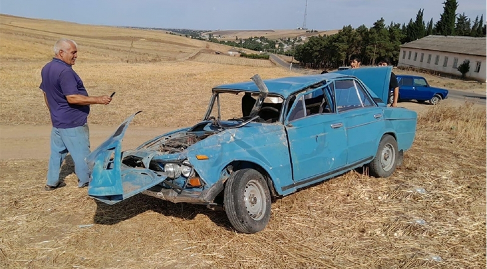 celilabadda-minik-avtomobili-ashib-surucu-xesaret-alib