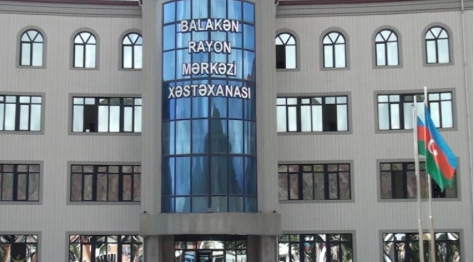 balakende-qeza-toreden-motosikletchi-komaya-dushub
