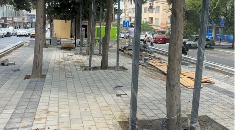 bakinin-merkezinde-qanunsuz-qurashdirilan-metal-konstruksiyalar-sokulub