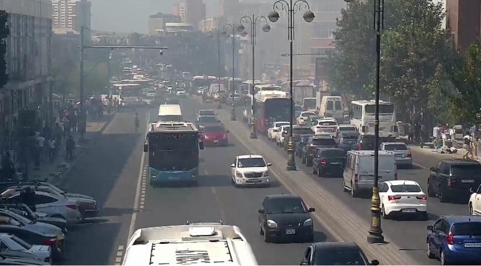 bakida-ticaret-merkezinde-bash-veren-yanginla-elaqedar-yollarda-sixliq-yaranib-yenilenib