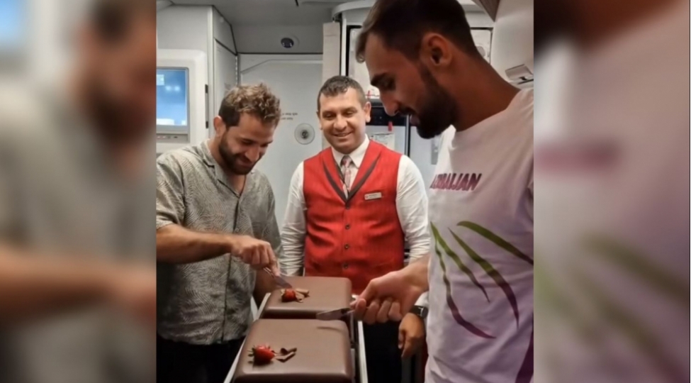 teyyarede-her-chempiona-bir-tort-video