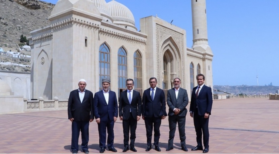 ramin-memmedov-bibiheybet-ziyaretgah-kompleksinde-din-xadimleri-ile-gorushub