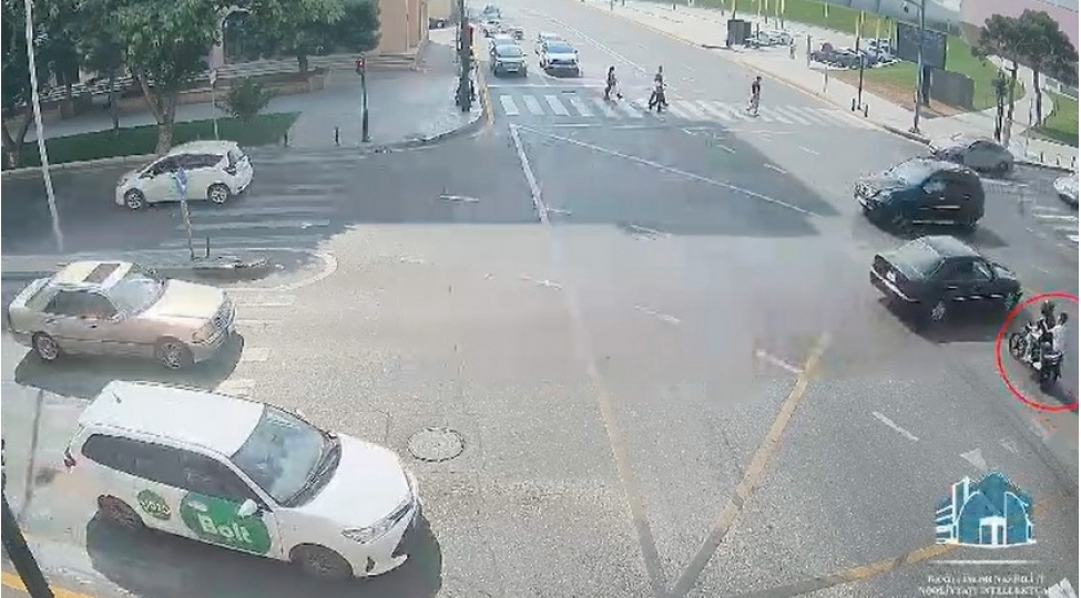 moped-ve-motosiklet-suruculerinin-bir-choxu-piyada-sekileri-ile-hereket-etmekle-qaydalari-heche-sayir