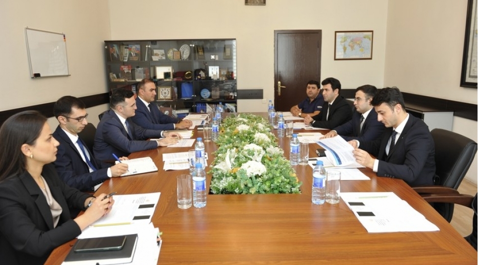 mubahiselerin-helli-mehkeme-sistemi-ve-huququn-aliliyi-ishchi-qrupu-sahibkarlarla-gorushub