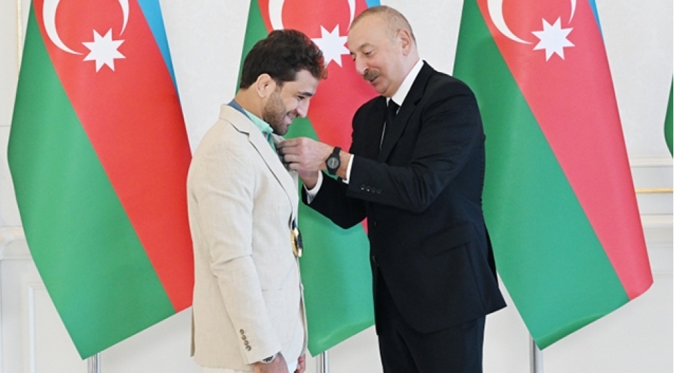 prezident-ilham-eliyevin-idmanchilari-teltif-etdiyi-anin-goruntuleri-video