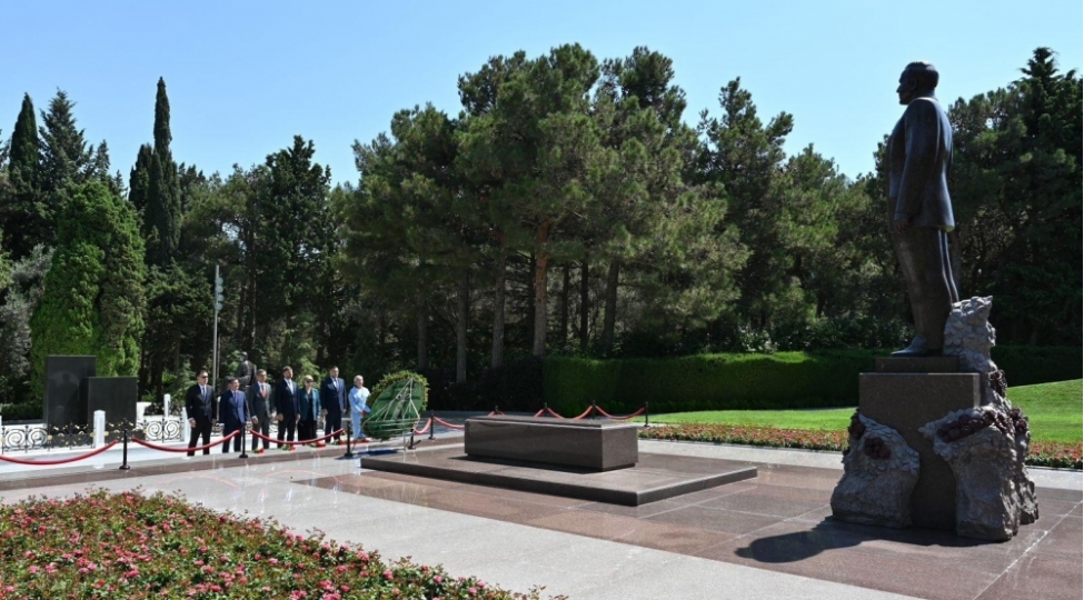 qazaxistan-senatinin-uzvlerifexri-ve-shehidler-xiyabanlarini-ziyaret-edibler