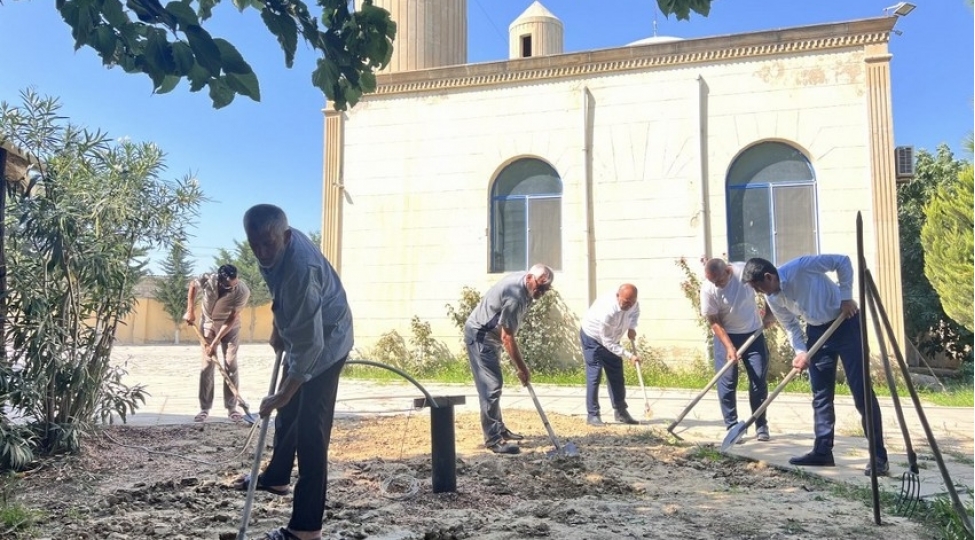 sumqayit-ve-absherondaki-mescidlerin-kilselerin-etrafinda-abadliq-yashillashdirma-ishleri-aparilib