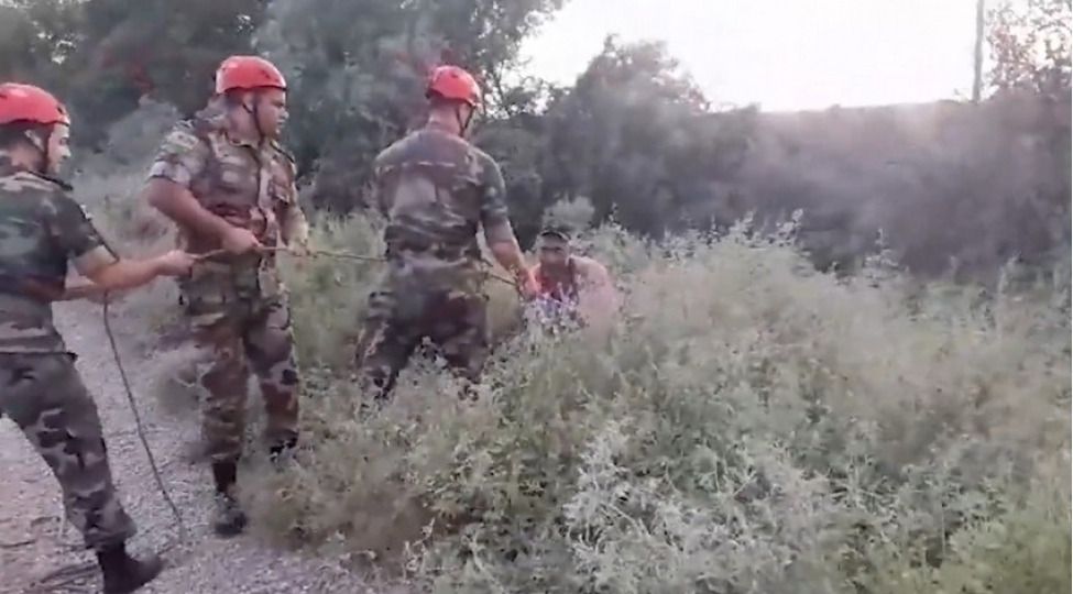 mingechevirde-yeddi-metrlik-derede-komeksiz-qalan-shexs-xilas-edilib-video