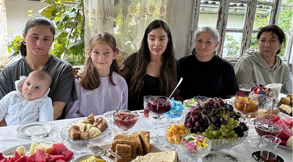 leyla-eliyeva-shehid-samirin-ailesinin-evinde-fotolar