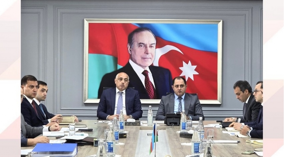 bakida-tarixi-binalarin-estetik-gorunushunu-pozan-minlerle-reklamin-yayimi-dayandirilib
