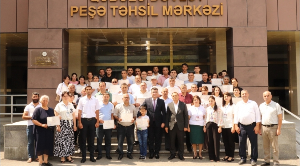 qisamuddetli-telimleri-ugurla-bitiren-kechmish-mecburi-kochkunlere-sertifikatlar-verilib