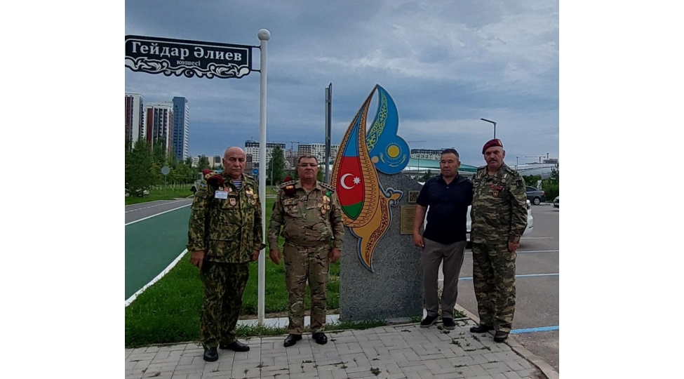 avmvib-numayende-heyeti-astanada-ulu-onderin-adina-kucheni-ve-xatire-lovhesinin-ziyaret-edibler-video