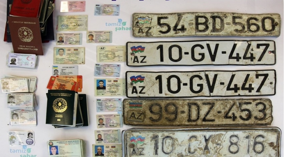 tullantilarin-icherisinden-tapilan-senedler-ve-avtomobil-nomreleri-polise-tehvil-verilib