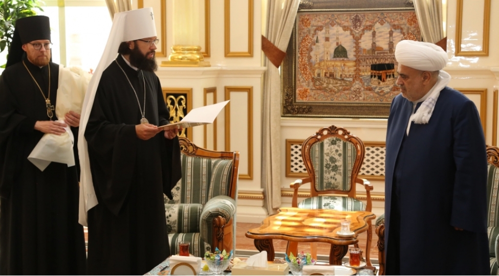 allahshukur-pashazade-kiyev-moskva-ve-butun-rusiya-mitropolitimuqeddes-aleksiy-ordeni-ile-teltif-edilib
