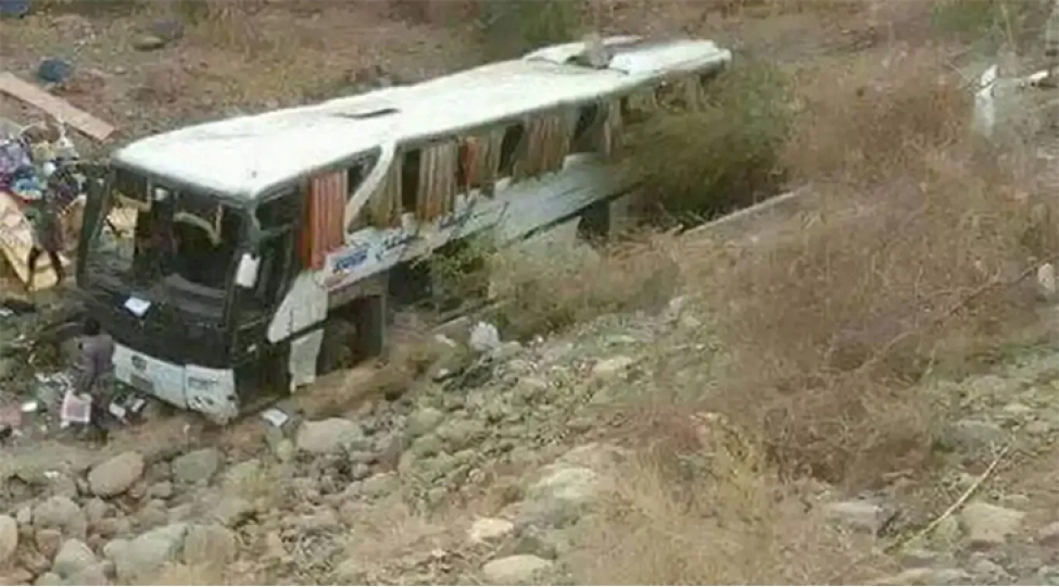 yemende-sernishin-avtobusu-ashib-16-nefer-olub-video