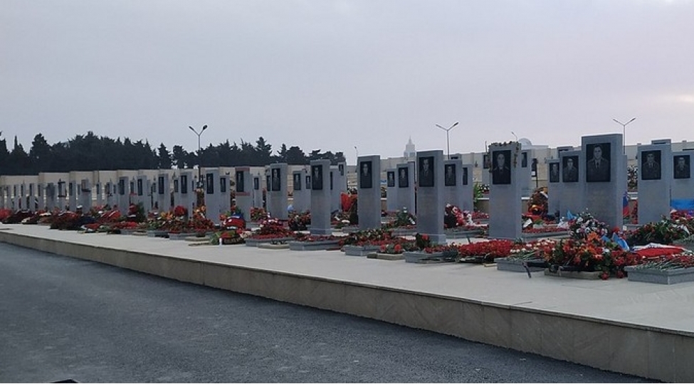 antiterror-emeliyyatlarinda-shehid-olan-herbi-qulluqchularin-mezarlari-ziyaret-olunur
