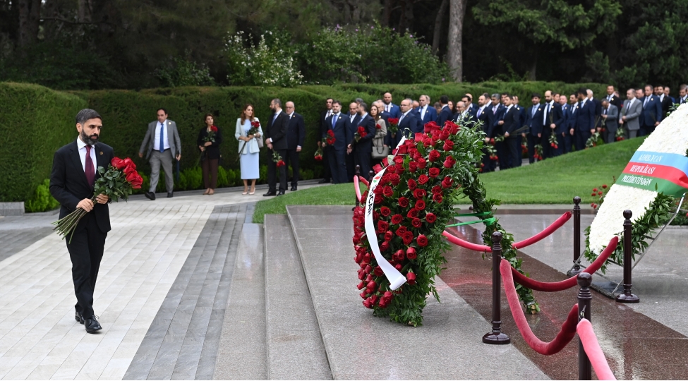 SOCAR-ın kollektivi Fəxri xiyabanı və Şəhidlər xiyabanını ziyarət edib -