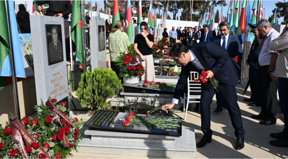 gencler-ve-idman-nazirliyinin-kollektivi-ii-fexri-xiyabani-ve-zefer-parkini-ziyaret-edib