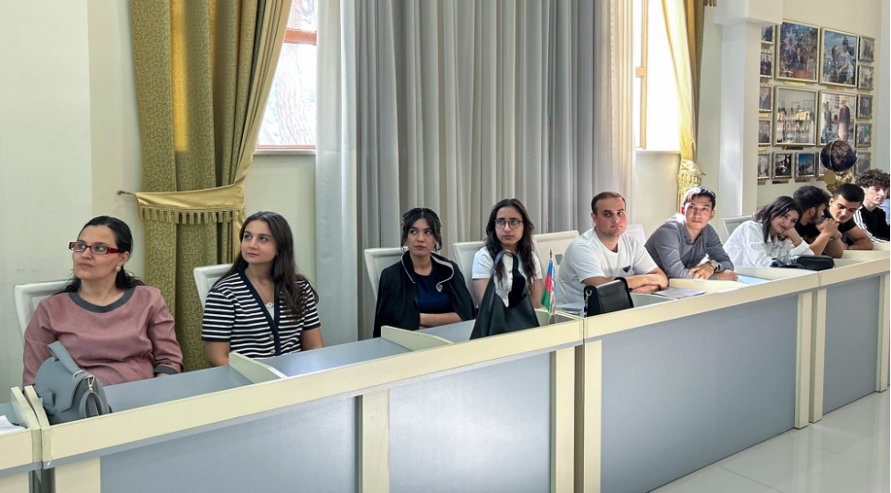 genc-neslin-berpa-olunan-enerji-menbeleri-haqqinda-maariflendirilmesi-movzusunda-novbeti-gorush-kechirilib