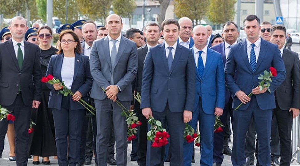 azal-in-rehberliyi-ve-kollektivi-shehidlerin-xatiresini-yad-edib-foto