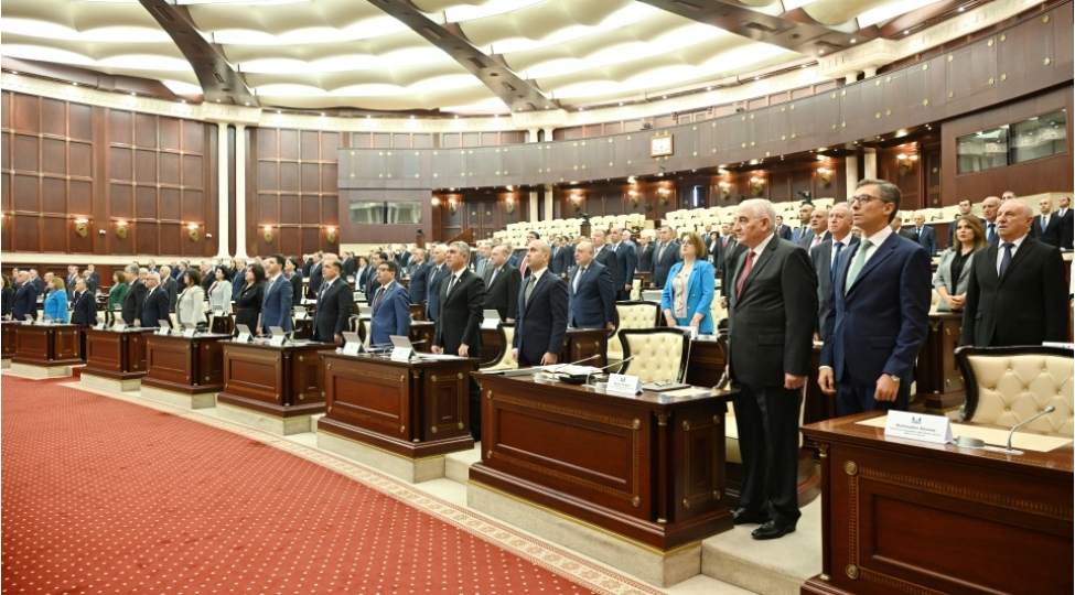 vii-chagirish-milli-meclisin-deputatlarina-vesiqeleri-teqdim-olunub