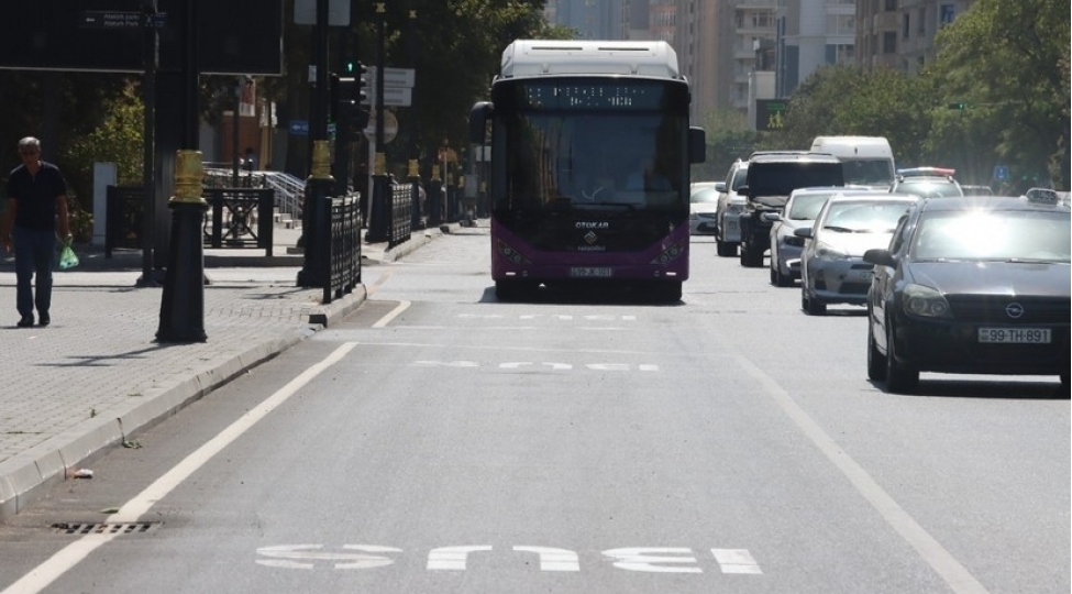 avtobus-zolaqlarinda-avtomobillere-minib-dushmek-uchun-xususi-yerler-yaradilir