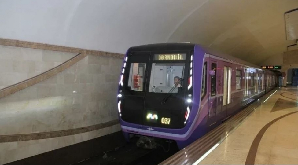 baki-metrosunda-sernishin-qatarin-altina-dusherek-olub