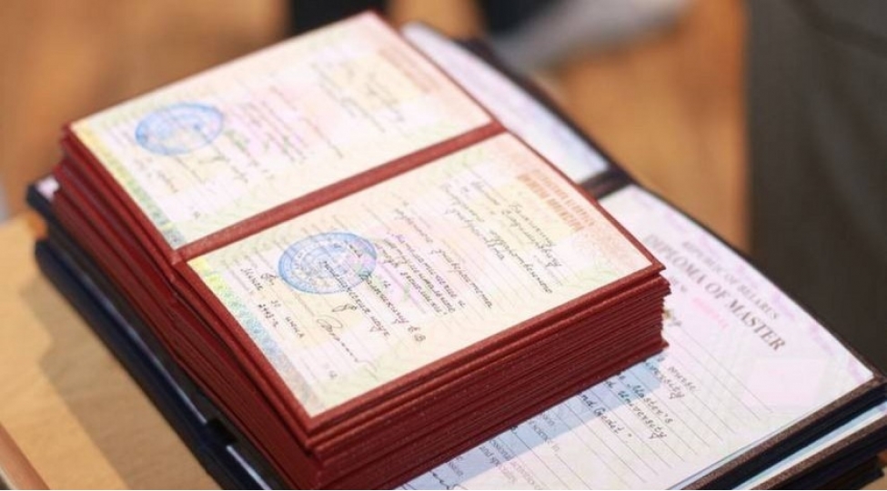 oten-ay-xaricde-tehsil-almish-233-neferin-diplomu-taninmayib