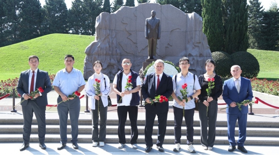 chinin-honkonq-kore-akademiyasinin-numayendeleri-ulu-onderin-mezarini-ziyaret-edibler