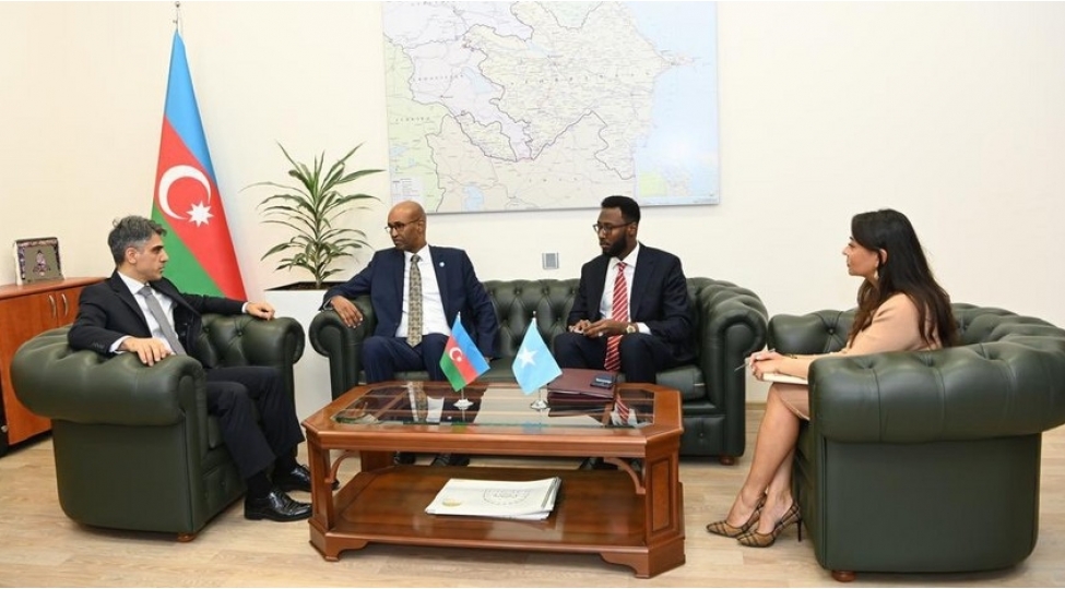 somalinin-azerbaycandaki-qeyri-rezident-sefiri-xin-in-protokol-rehberi-ile-gorushub