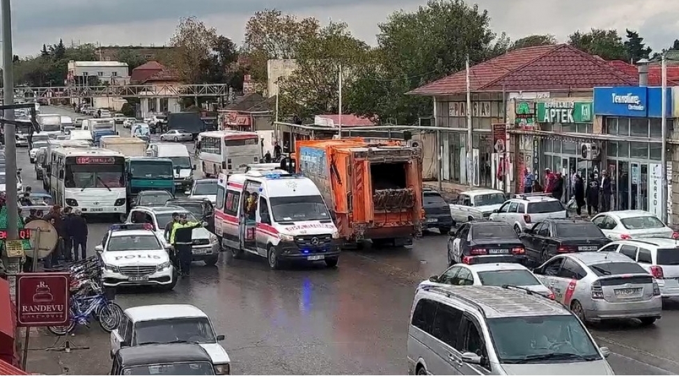 zabratda-avtomobil-piyadani-vurub-yolda-sixliq-yaranib
