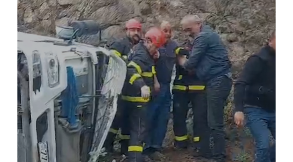 shusha-lachin-yolunda-yuk-mashini-ashib-xesaret-alan-var-video