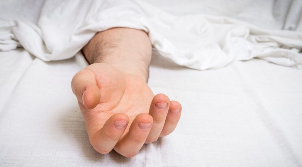 uzerine-avtomobil-dushen-shexs-olub