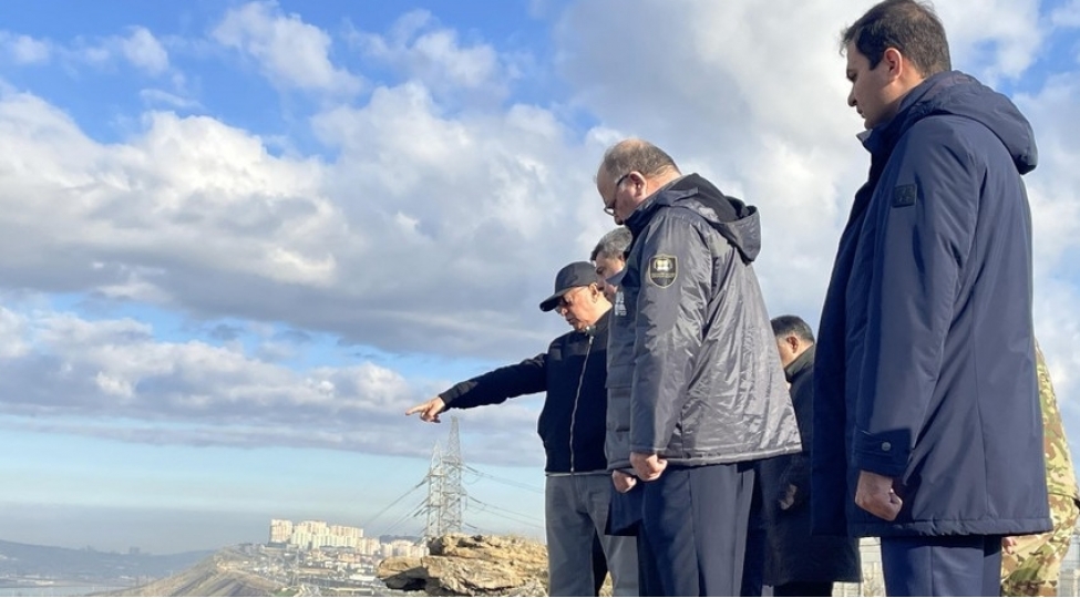 kemaleddin-heyderov-badamdarda-uchqun-tehlukesi-olan-eraziye-gedib-tapshiriqlar-verib