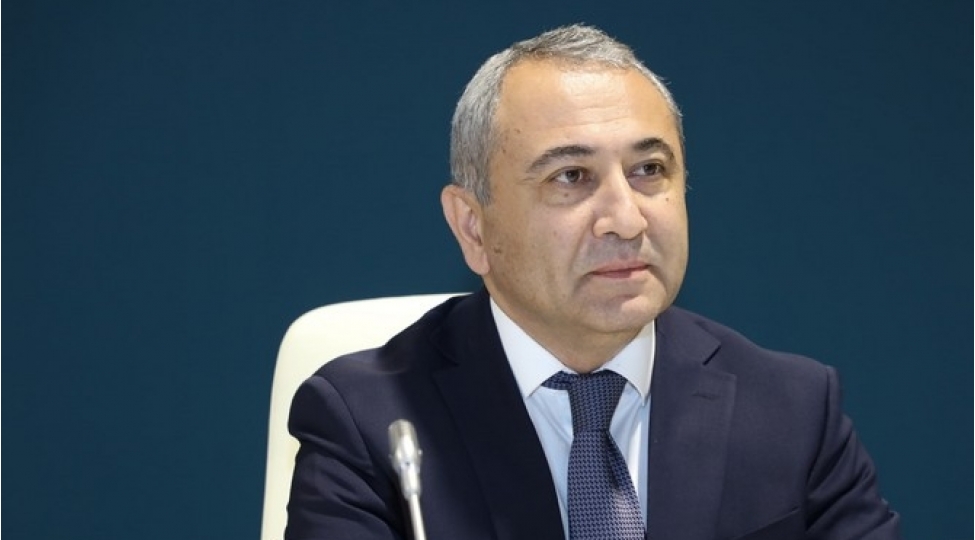 cop29-un-ilk-gunlerinde-aeroporta-gelenler-yalniz-avtobuslarla-dashinacaq-anar-rzayev