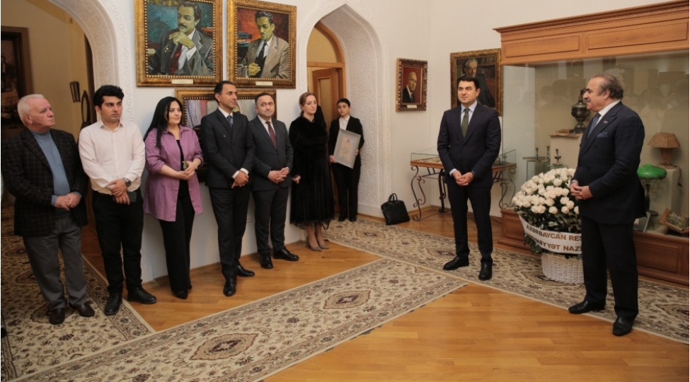 medeniyyet-naziri-milli-azerbaycan-edebiyyati-muzeyinin-kollektivi-ile-gorushub