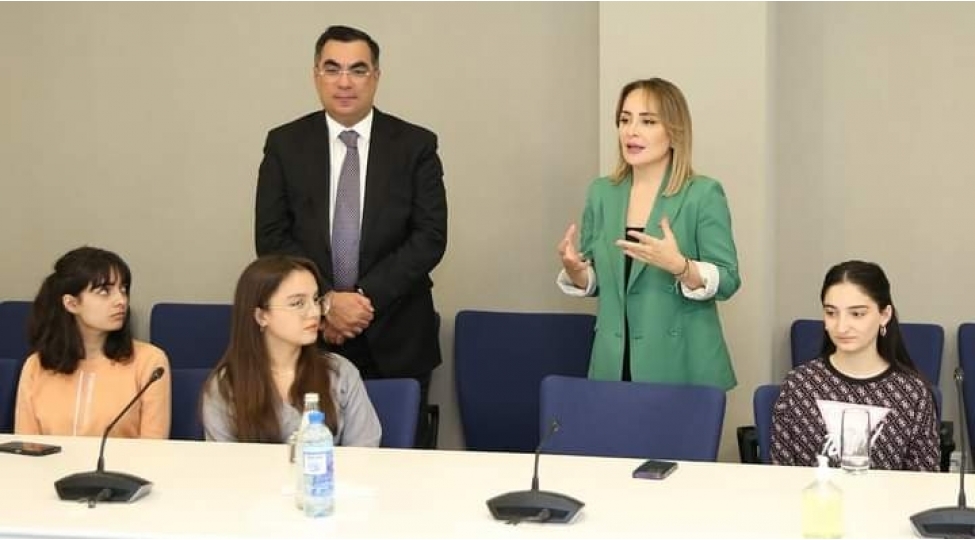 nigar-memmedova-banm-in-rektoru-elmar-qasimov-ve-ali-tehsil-ocaginin-bir-qrup-telebeleri-ile-gorushub