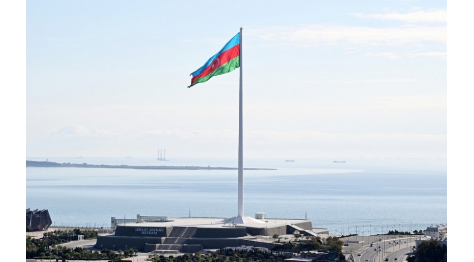 dovlet-bayragi-meydaninda-54-min-muxtelif-kol-ve-chichek-ekilib
