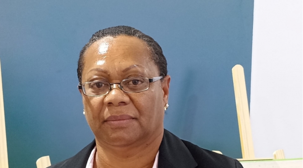 muryel-danyel-fransa-dovleti-yeni-kaledoniyada-tekce-etraf-muhiti-deyil-kanaklari-da-mehv-edir