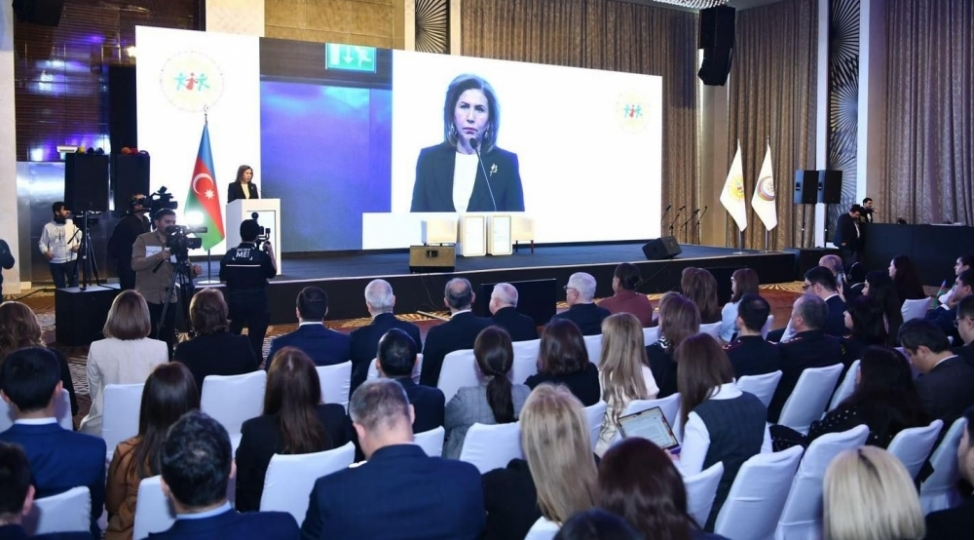 azerbaycan-ushaqlarinin-vi-umumrespublika-forumunun-birinci-hissesi-ugurla-basha-chatib-foto