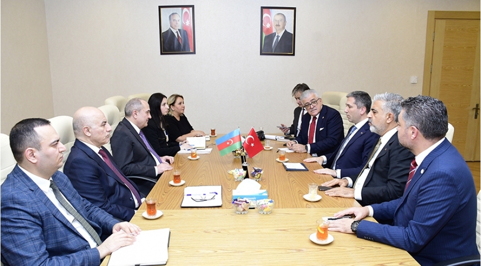 yap-ve-ak-parti-sedrlerinin-muavinleri-arasinda-gorush-kechirilib-foto