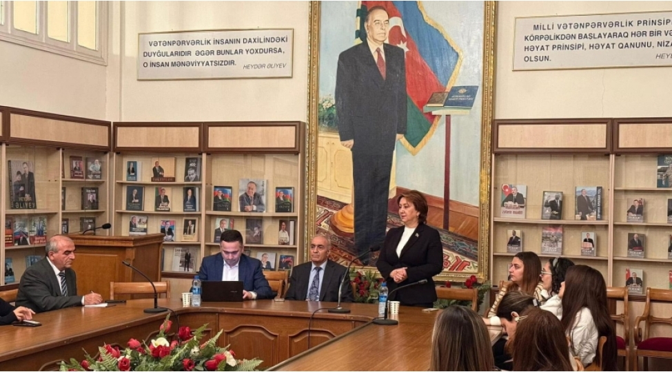 magistrantlarla-muasir-tehsil-ve-elmi-idareetme-meseleleri-barede-muzakire-aparilib