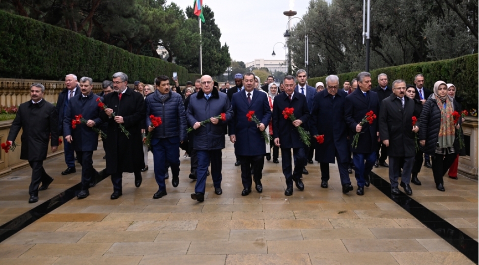 beynelxalq-parlament-konfransinin-ishtirakchilari-shehidler-xiyabanini-ve-turk-shehidliyini-ziyaret-edibler