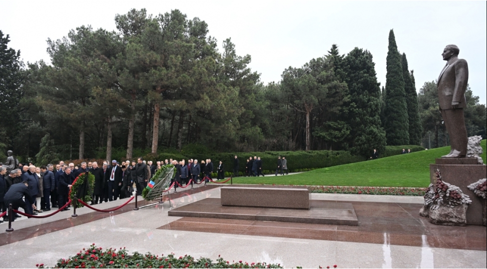 beynelxalq-parlament-konfransinin-ishtirakchilari-fexri-xiyabani-ziyaret-edibler