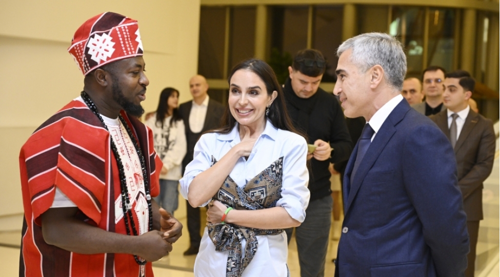 heyder-eliyev-merkezinde-yeniden-dogulmush-gozellik-adli-sergi-achilib-fotolar