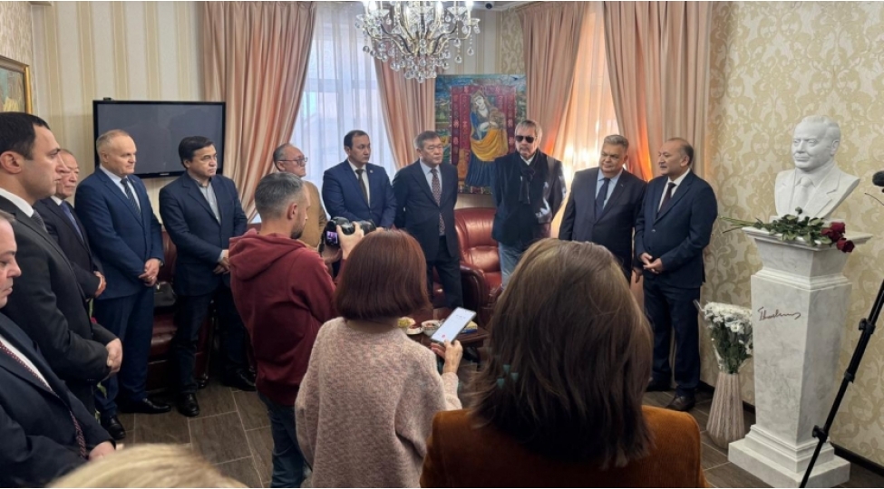 azerbaycanin-bishkekdeki-sefirliyinde-heyder-eliyevin-bustunun-achilishi-olub