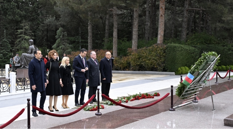 beynelxalq-elmi-konfransin-ishtirakchilari-fexri-xiyabani-ziyaret-edibler