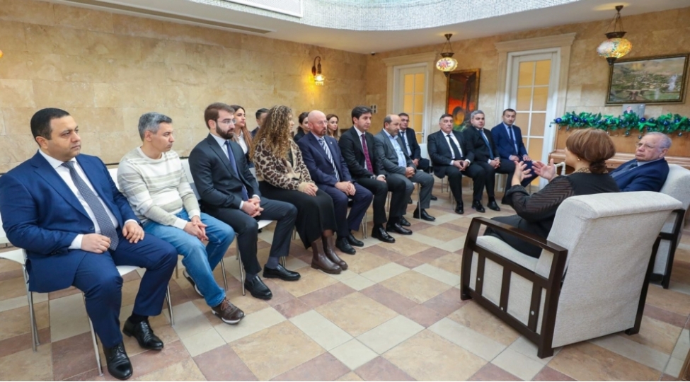 edibin-evinde-umummilli-liderin-anim-gunu-munasibeti-ile-balaxani-ve-suraxani-neftchileri-ile-gorush-kechirilib-foto