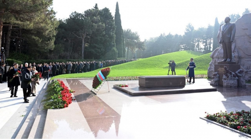 medeniyyet-nazirliyinin-kollektivi-umummilli-lider-heyder-eliyevin-mezarini-ziyaret-edib