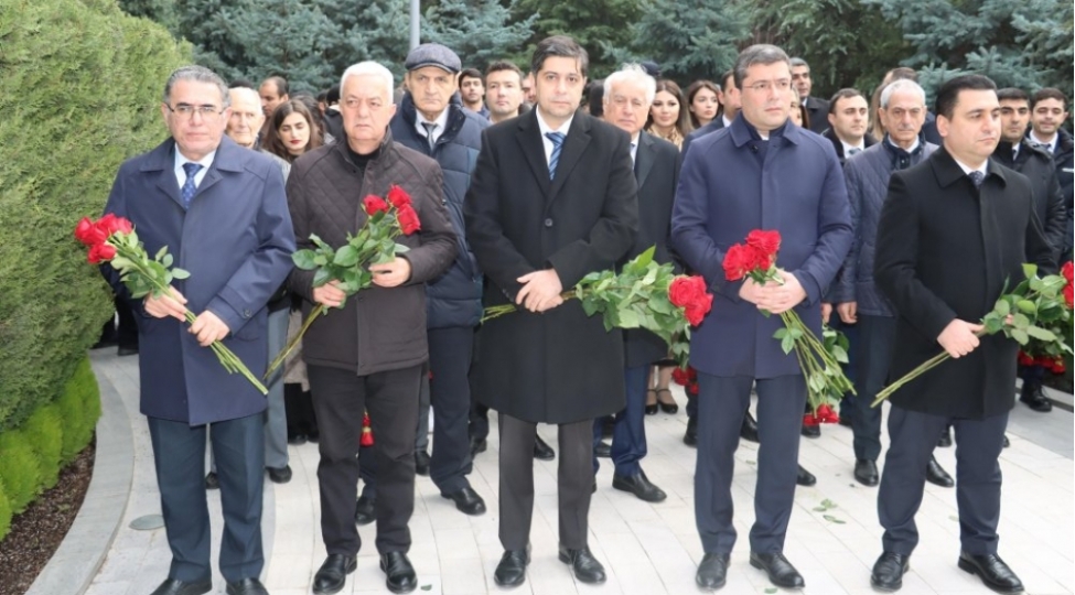 media-nin-ve-audiovizual-shuranin-numayendeleri-umummilli-liderin-mezarini-ziyaret-edibler
